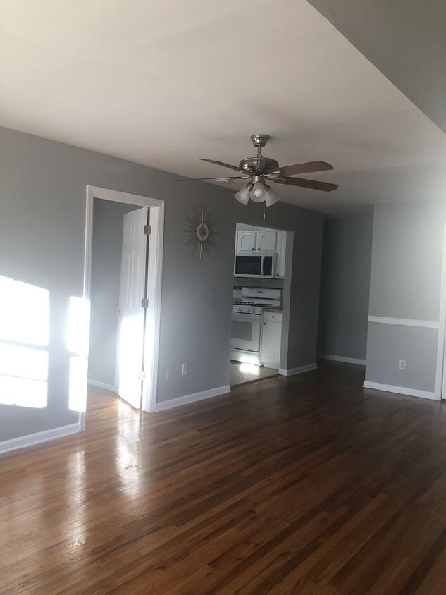 Dining room - 362 College Dr