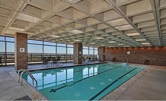 Foto del edificio - 2650 N Lakeview Ave