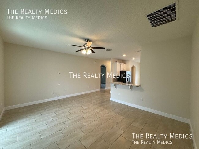 Building Photo - 405 Last Tree Dr