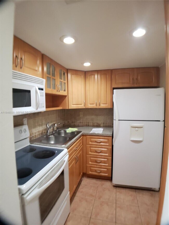 Building Photo - 8607 SW 68th Ct