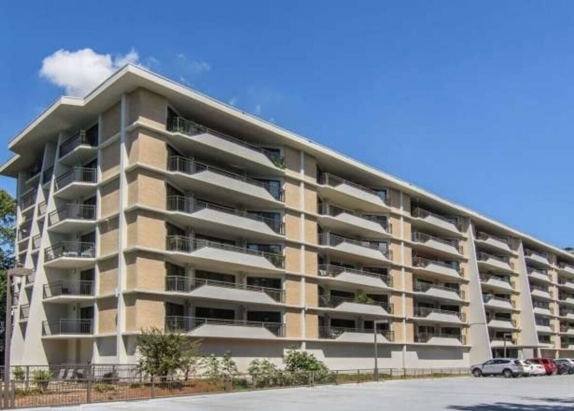 Foto principal - Spacious 2-Bed, 2-Bath Condo at Regency Te...