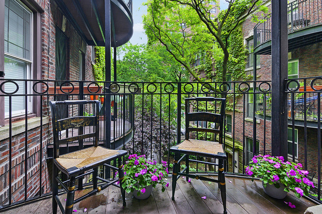 Balcony - 3644 N Pine Grove Ave