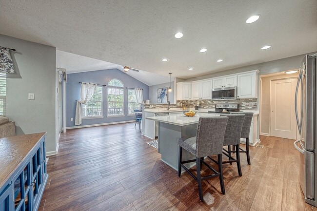 Building Photo - Super Cute 4 bedroom 3 1/2 bath home: Perf...