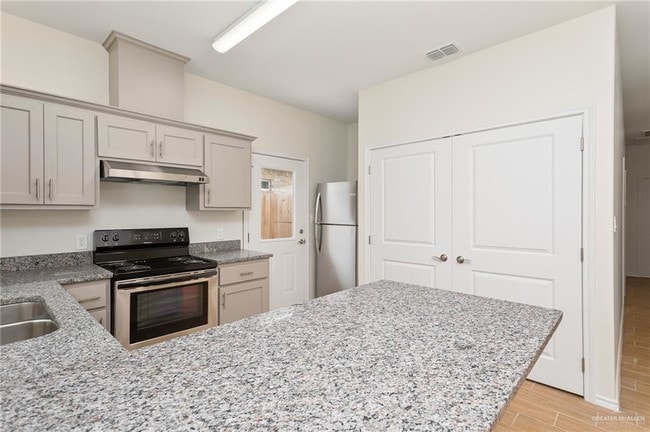 Building Photo - 13 Hawthorne Ave