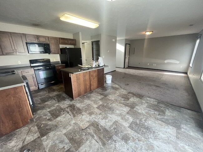 Foto del edificio - Newer 3-Bed Townhome in NW Columbus, attached double car garage and private back yard!