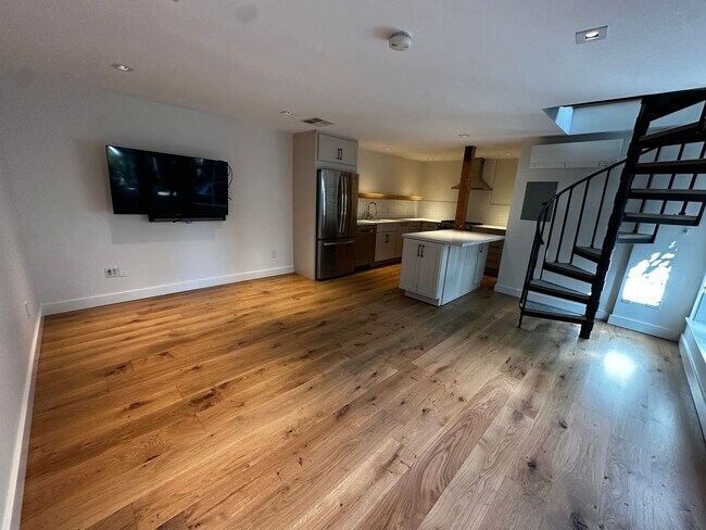 Foto del edificio - Fully Remodeled 1 Bedroom 1.5 Bath Garden Cottage with in unit Laundry