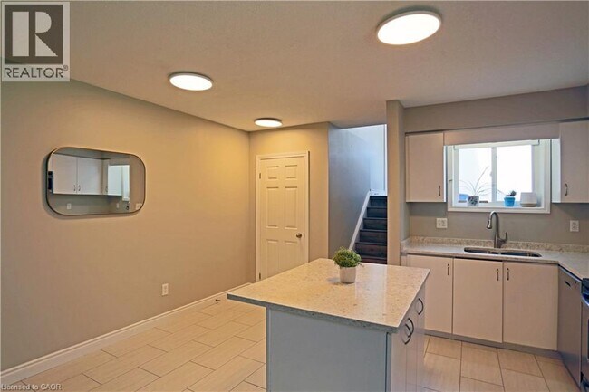 Building Photo - 240 Westmeadow Dr