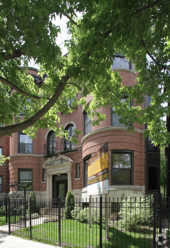 Building Photo - Blackstone Manor