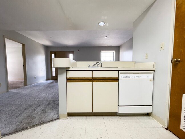 Building Photo - Close to Campus