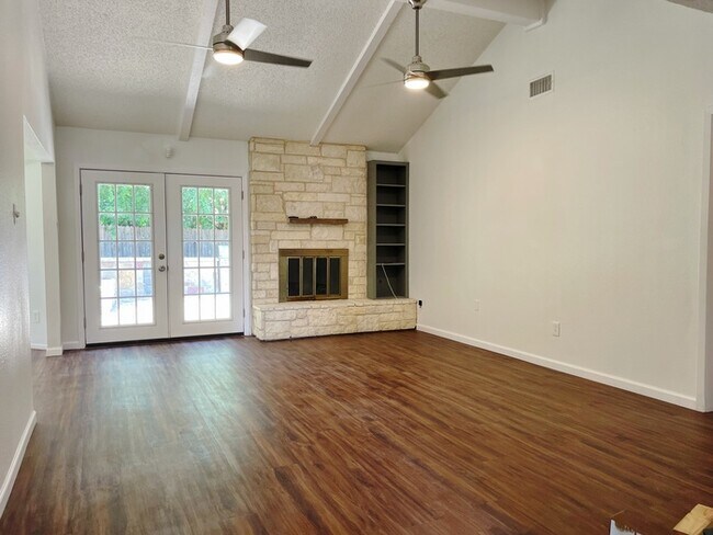 Building Photo - CLOSE TO DOWNTOWN!