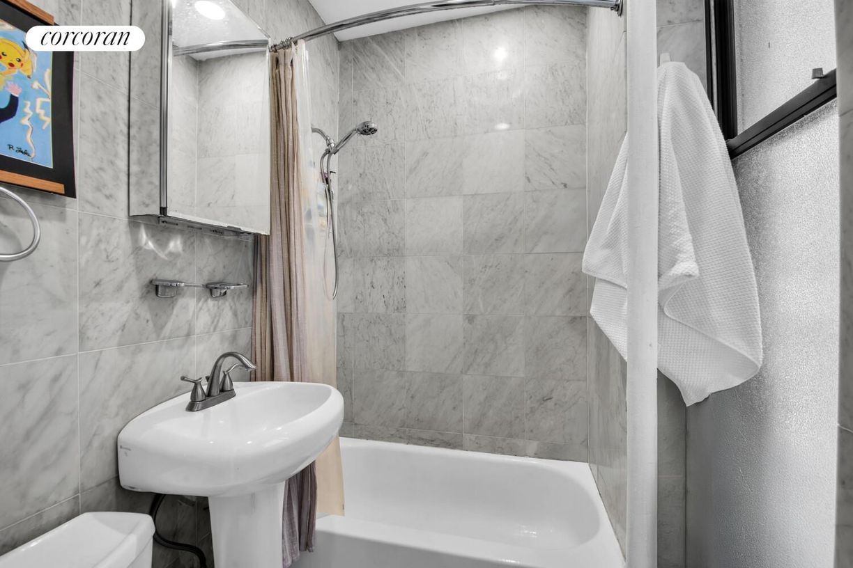 Foto principal - 230 E 25th St