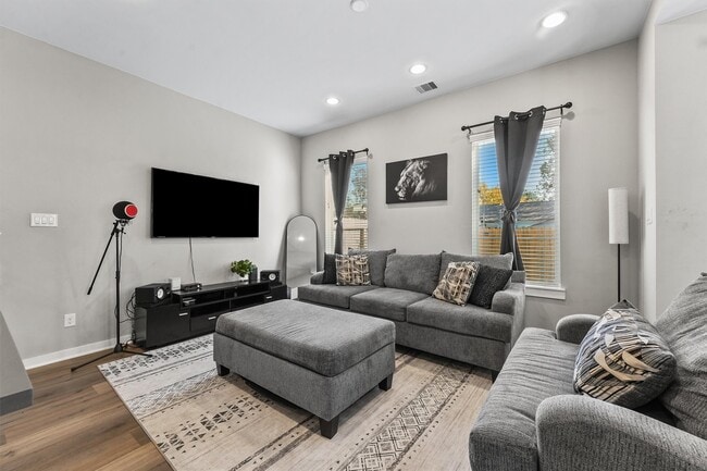 Building Photo - 6704 Parker Grv Ln