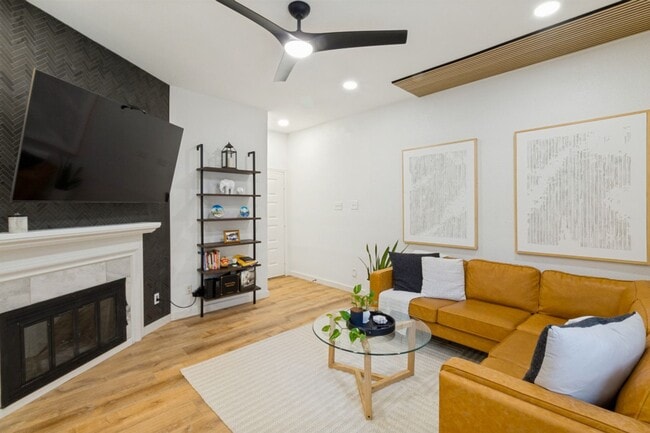 Building Photo - Modern & Stylish Loft Style 2 Bedroom Condo in Oaklawn!