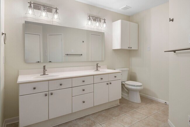Building Photo - 13 E Willowood Ct