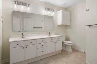 Building Photo - 13 E Willowood Ct