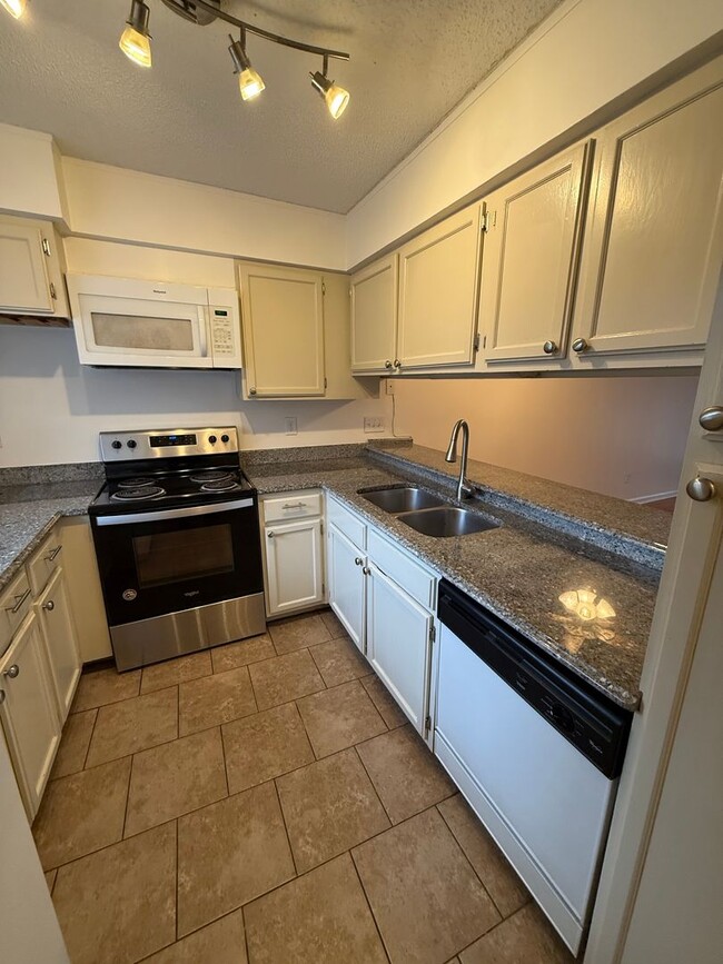 Building Photo - Beautiful South Charlotte Condo For Rent