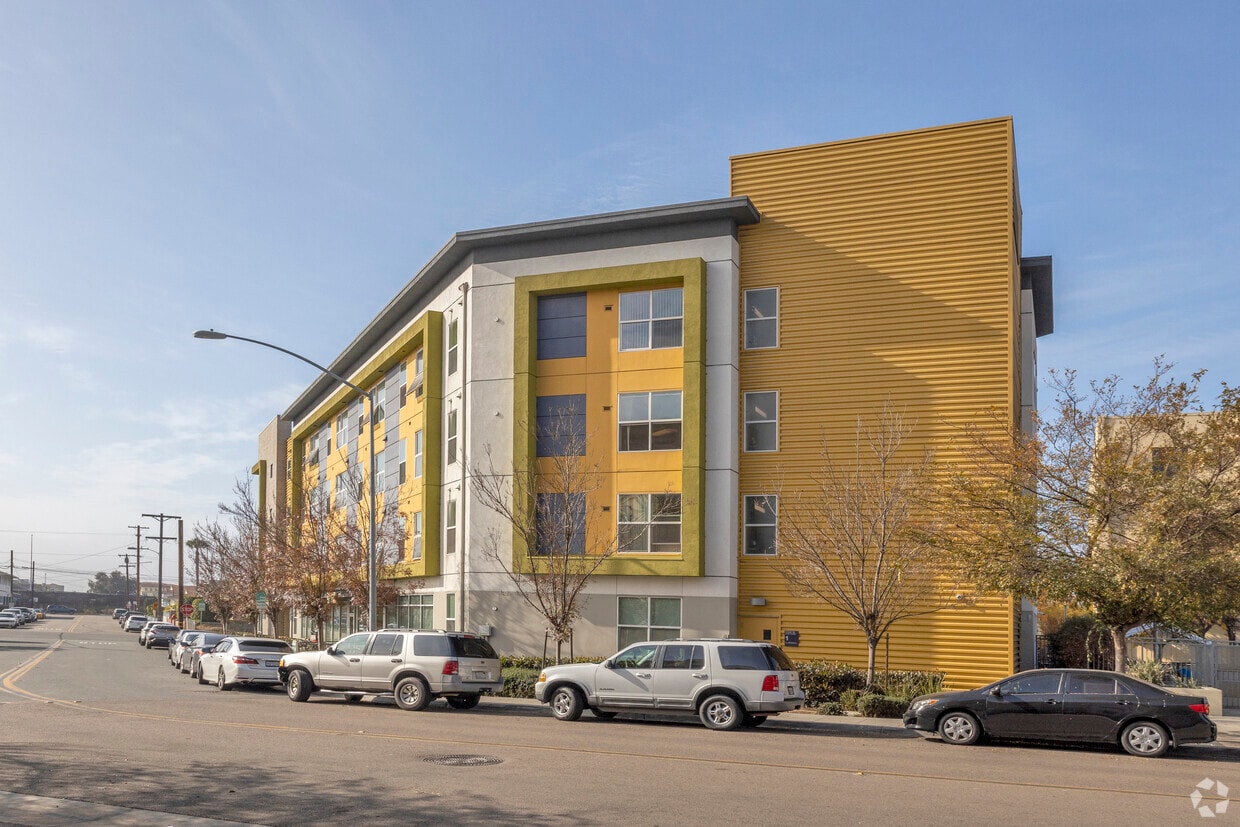 Building Photo - Victoria at COMM22