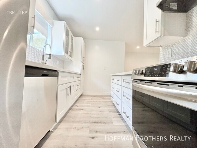 Building Photo - 605 San Vicente Blvd