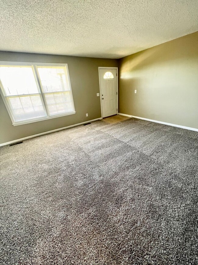 Building Photo - Available Oct 14!! Freshly Updated 2 Bed 1...