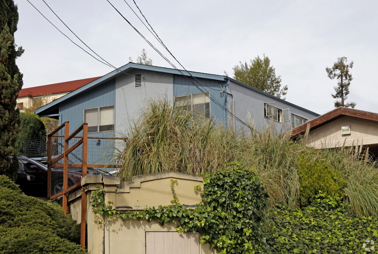 Building Photo - 477 Jean St