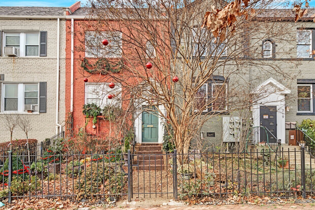 Foto principal - 721 12th St SE