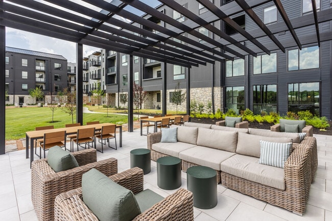 Building Photo - Sylo