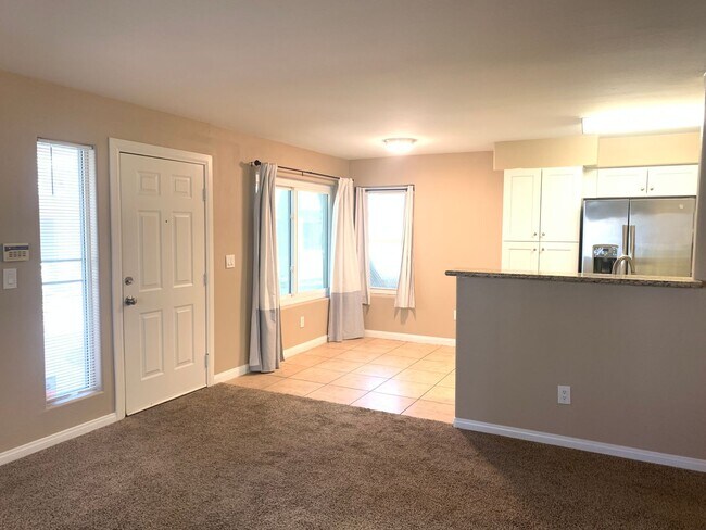 Foto del edificio - Thrive in this upgraded first-floor two be...