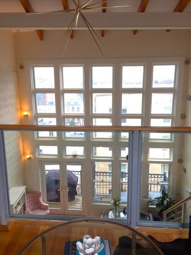 Foto del edificio - Logan Circle Light Filled One Bedroom with Den Loft with Balcony and Parking!