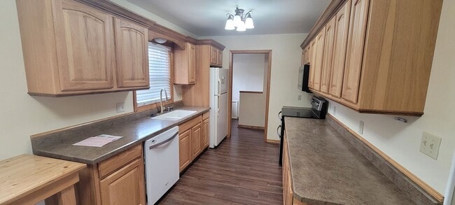Building Photo - 5 Bedroom home near the lake & BSU