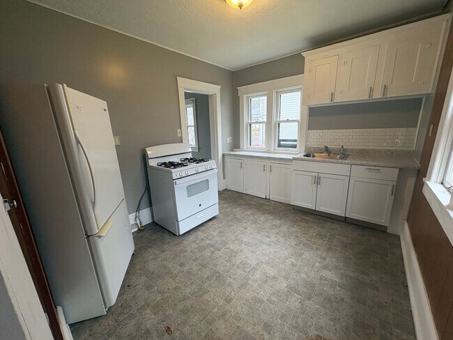 Foto del edificio - Move-In Ready 3BR Single-Family Home Near Goodyear Heights Metro Park