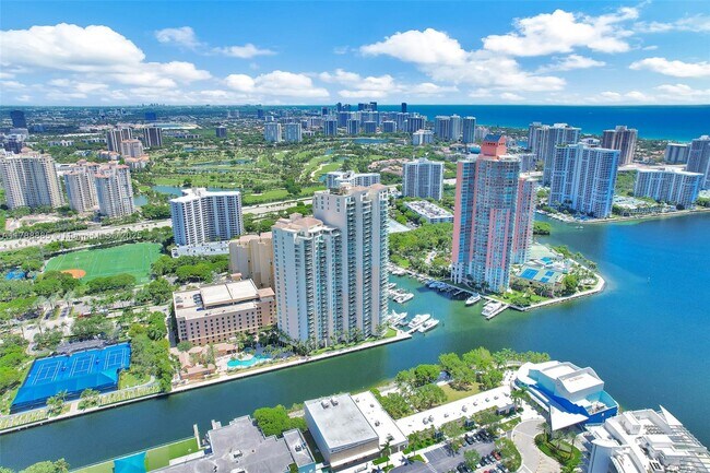 Foto del edificio - 3330 NE 190th St