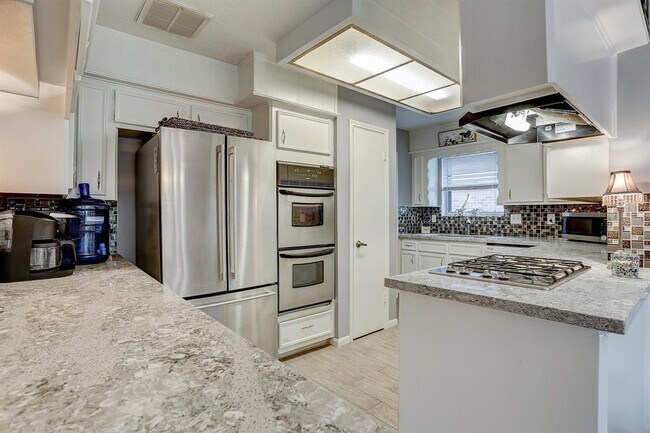 Building Photo - 12323 Wrenthorpe Dr