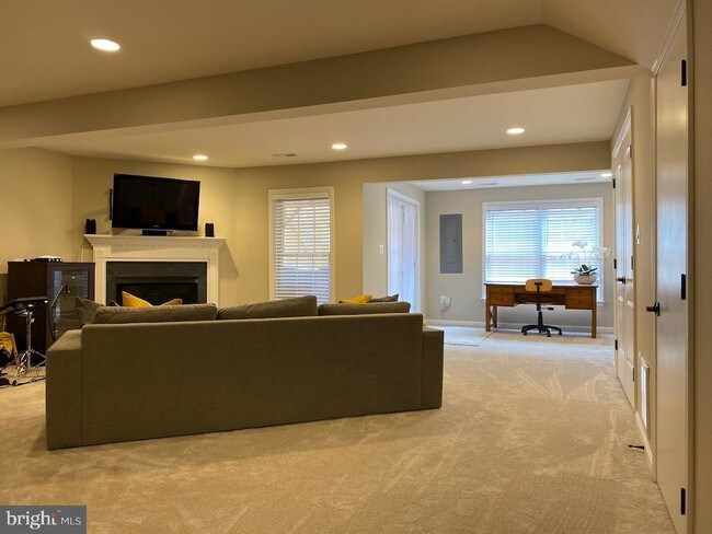 Foto del edificio - 5801 Deer Lake Ln