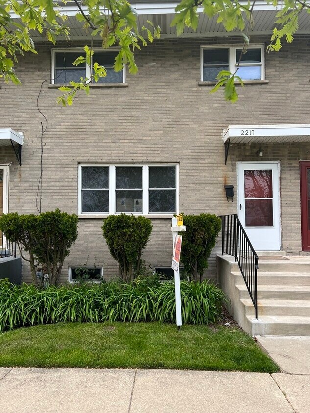 2217 Lyons St, Evanston, IL 60201 Townhome Rentals in Evanston IL