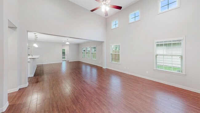Building Photo - 302 Gilchrist Ave