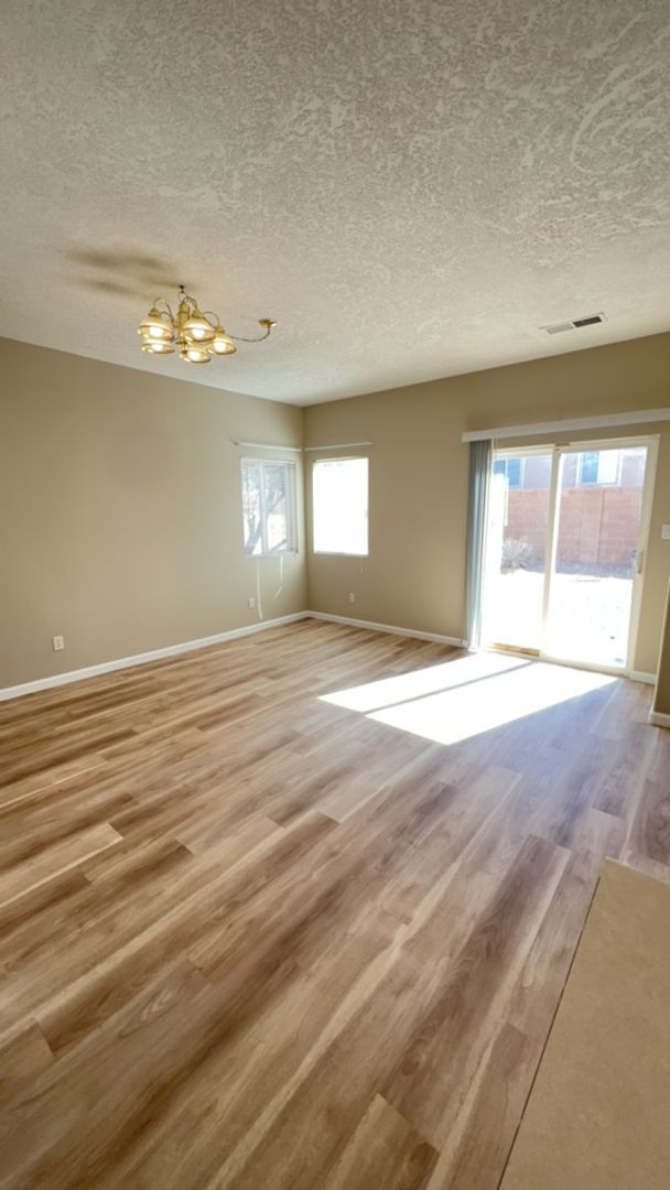 Foto del edificio - Beautiful 4 Bedroom 2.5 Bath home in the Vista Del Norte Subdivision