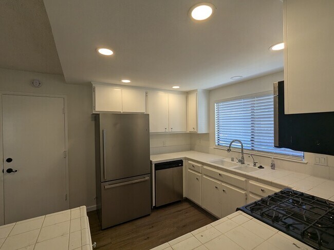 Building Photo - 733 Via Esmeralda