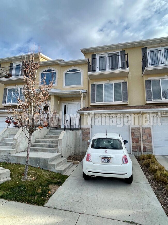 Foto del edificio - Charming 3-Bedroom Townhome with Garage in Sandy - Get $300 off First Month's Rent!