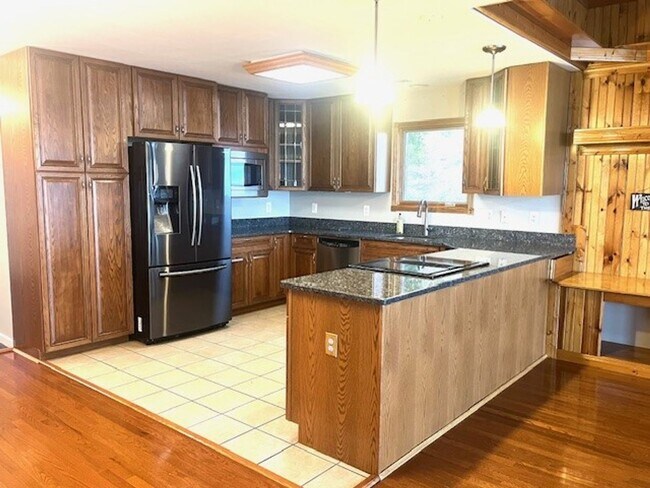 Foto del edificio - Gorgeous Water Front Home with Beach Access