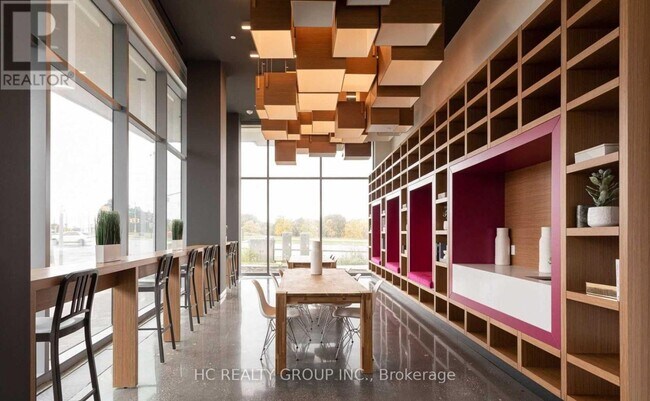 Photo du bâtiment - 10 Rouge Valley Dr W