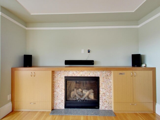 Building Photo - Stunning 4BR/3BA Home with Office, Laundry...