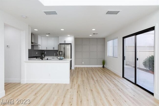 Building Photo - 971 Grand Cerritos Ave