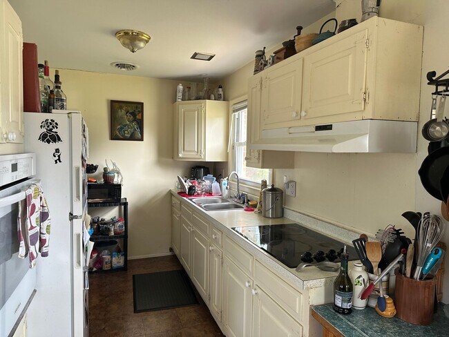 Foto del edificio - Brick Three bedroom Ranch in Uptown Blacks...