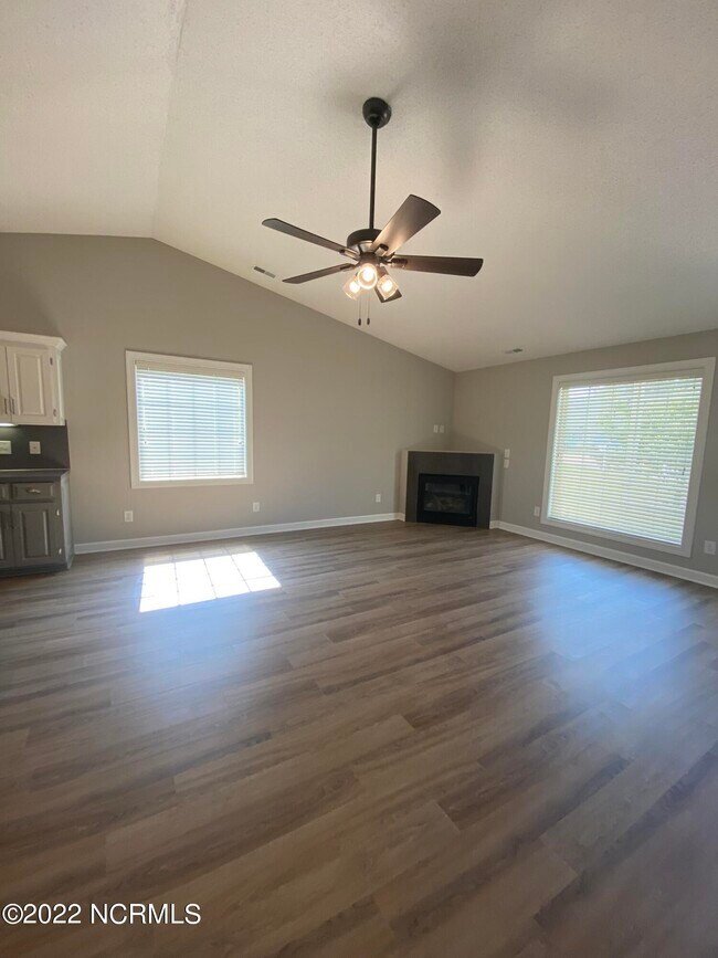 Building Photo - 205 Village Ct