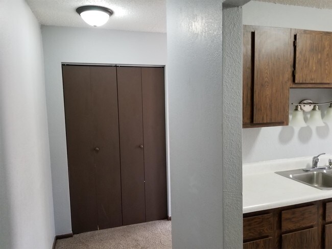 Building Photo - 505 Village Dr