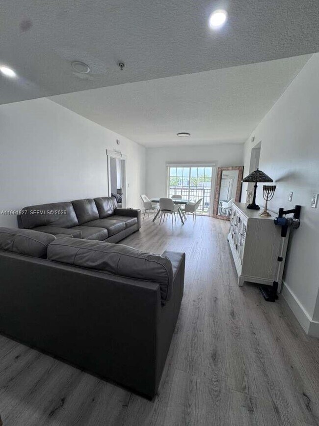Foto del edificio - 5271 SW 8th St