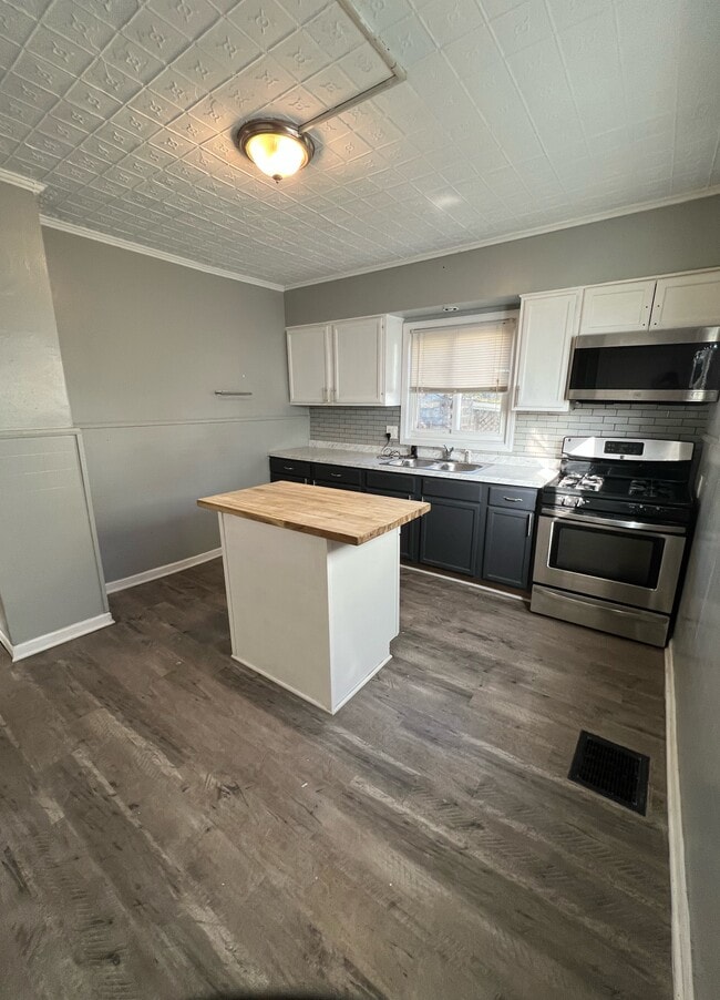 Building Photo - 126 Barton St