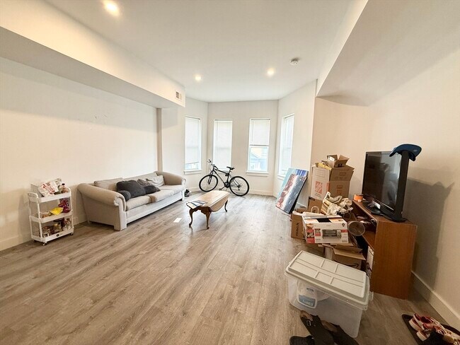 Foto del edificio - 301-305-305 Dudley St