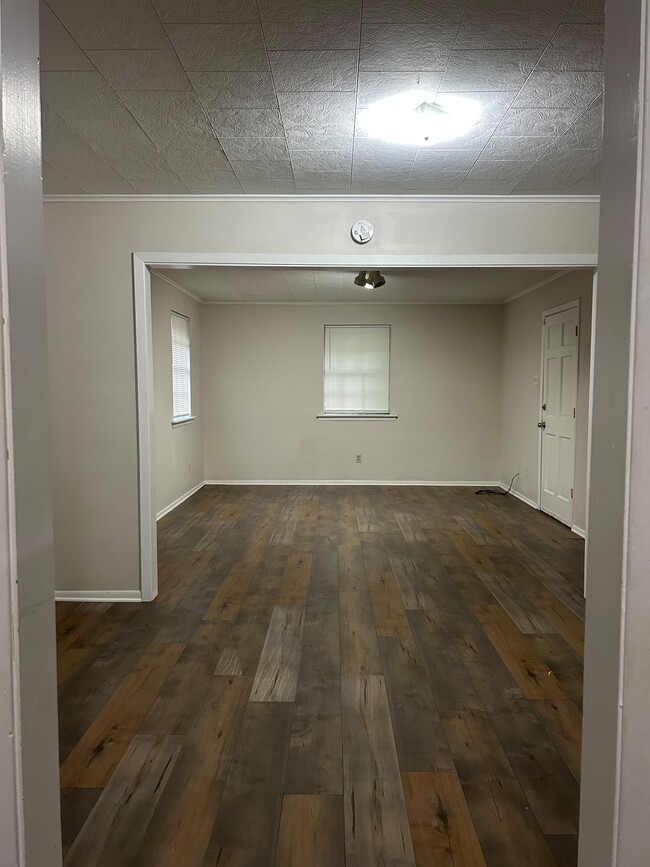 Building Photo - 4634 Belle Dr