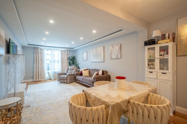 Foto del edificio - 105-55-105-62 62nd Dr